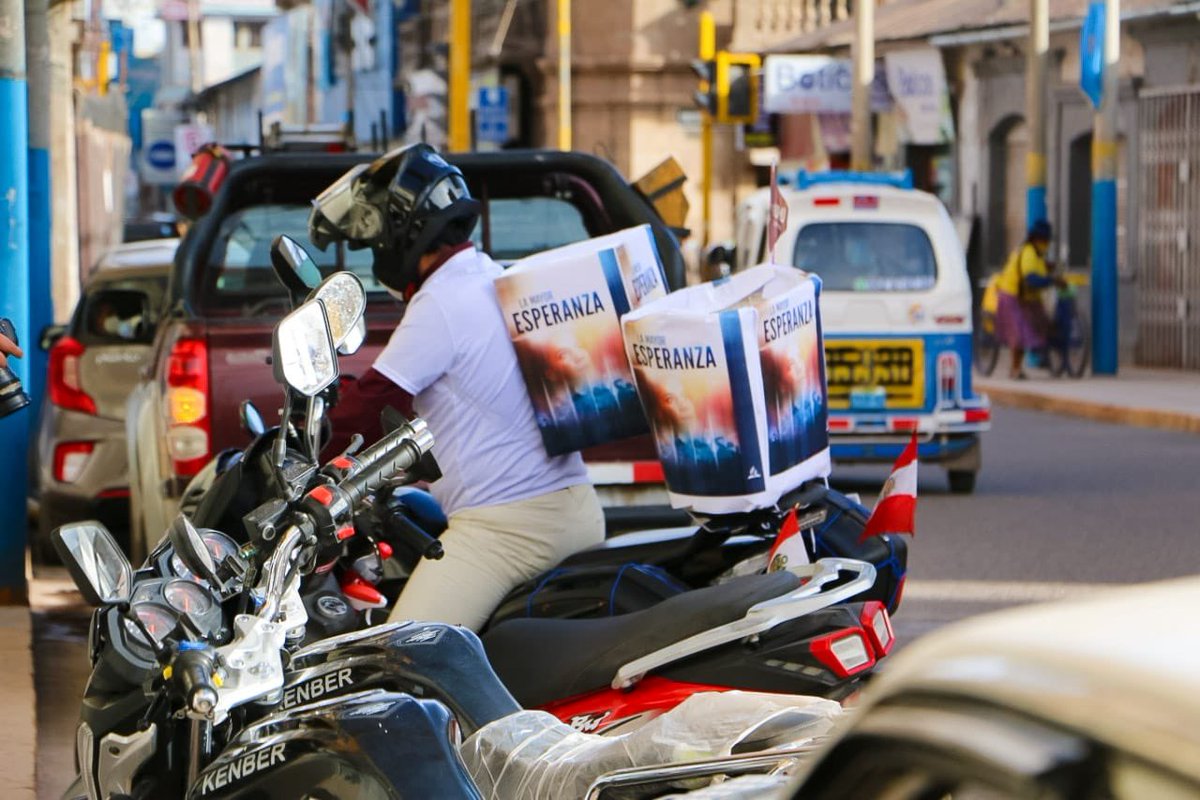 WilmerDelacruz1's tweet photo. #PeruSiLee 2020 avanza en la ciudad de Juliaca donde la Facultad de Ciencias Empresariales de la @UPeUJuliaca se movilizó  con el Delivery de la Esperanza colocando en negocios, bodegas y otras tiendas el libro #LaMayorEsperanza. https://t.co/1LdJdL2If9