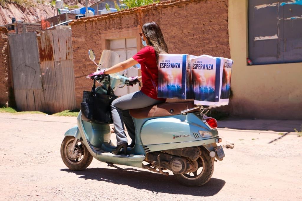 abimaelobando's tweet photo. #PeruSiLee avanza en la ciudad de Juliaca donde la Facultad de Ciencias Empresariales de la @UPeUJuliaca se movilizó  con el #Delivery de #LaMayorEsperanza colocando en negocios, bodegas y otras tiendas el libro #LaMayorEsperanza. @bill_quispe @prertonkohler @edwardheidinger https://t.co/iAAe9wig5Z