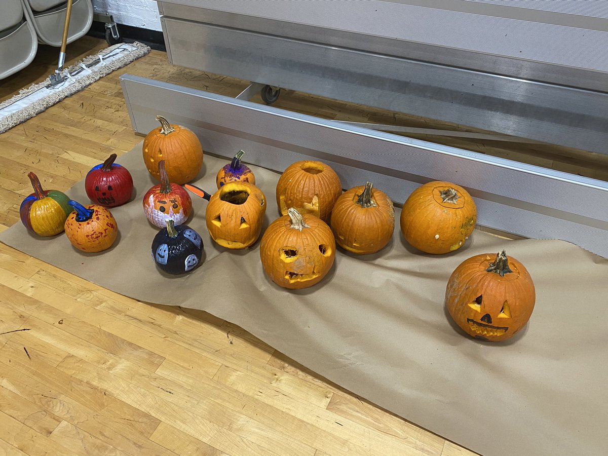 MrMose_PHS's tweet photo. Today was a fun day celebrating good behavior for the first 9-weeks. Doesn’t matter how old you are, painting and carving pumpkins is always fun. #FLSD #FLCSPride https://t.co/2HQjKMxI2E