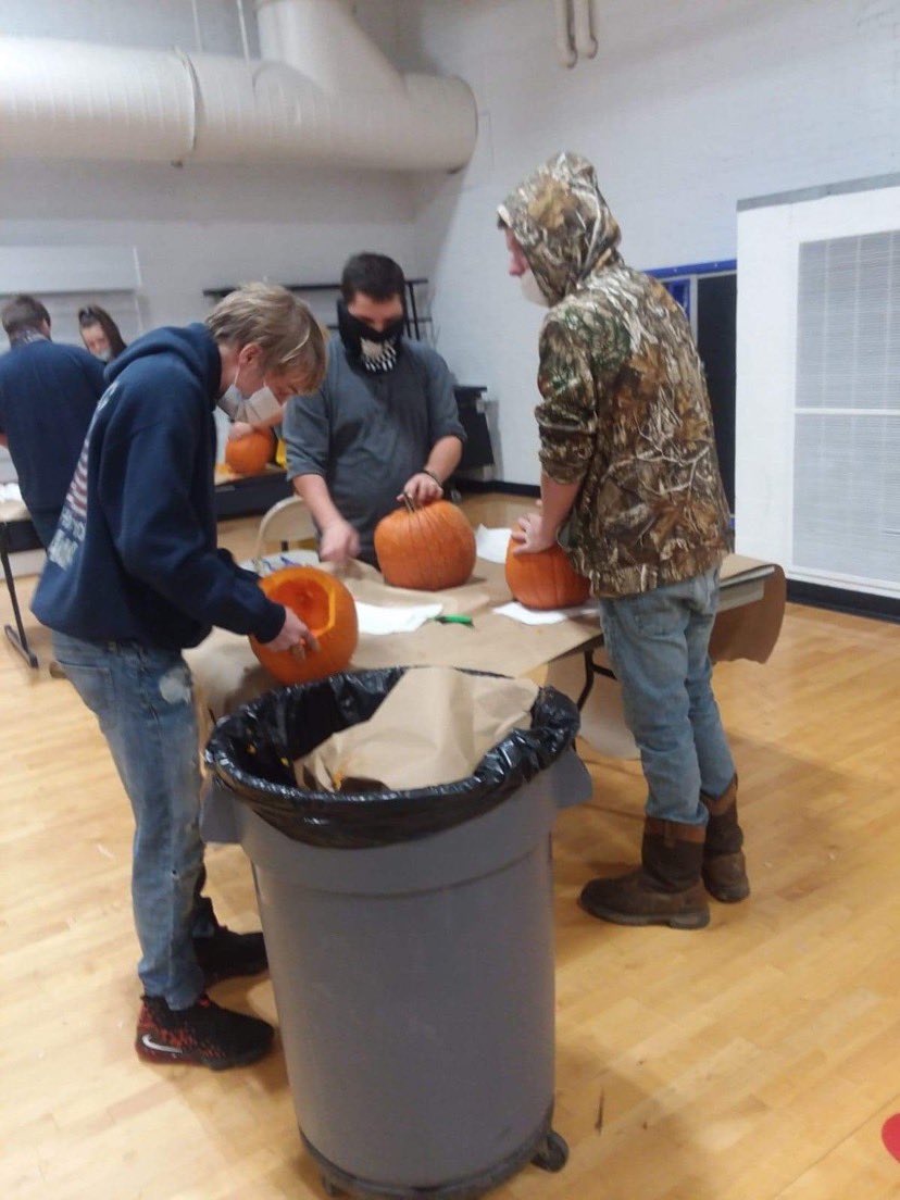 MrMose_PHS's tweet photo. Today was a fun day celebrating good behavior for the first 9-weeks. Doesn’t matter how old you are, painting and carving pumpkins is always fun. #FLSD #FLCSPride https://t.co/2HQjKMxI2E