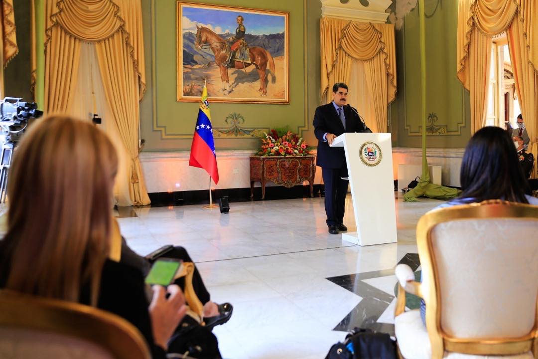 ConCiliaFlores's tweet photo. Hoy el presidente @NicolasMaduro compartió con importantes medios internacionales, la verdad de Venezuela, es así como poco a poco vamos venciendo al enemigo. La mentira nunca podrá callar la lucha de un pueblo que decidió hacer respetar su soberanía y ser libre para siempre. https://t.co/TkNv8LAudH