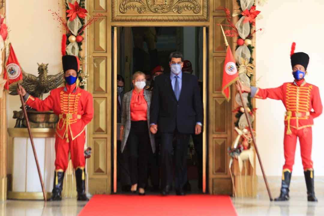 ConCiliaFlores's tweet photo. Hoy el presidente @NicolasMaduro compartió con importantes medios internacionales, la verdad de Venezuela, es así como poco a poco vamos venciendo al enemigo. La mentira nunca podrá callar la lucha de un pueblo que decidió hacer respetar su soberanía y ser libre para siempre. https://t.co/TkNv8LAudH