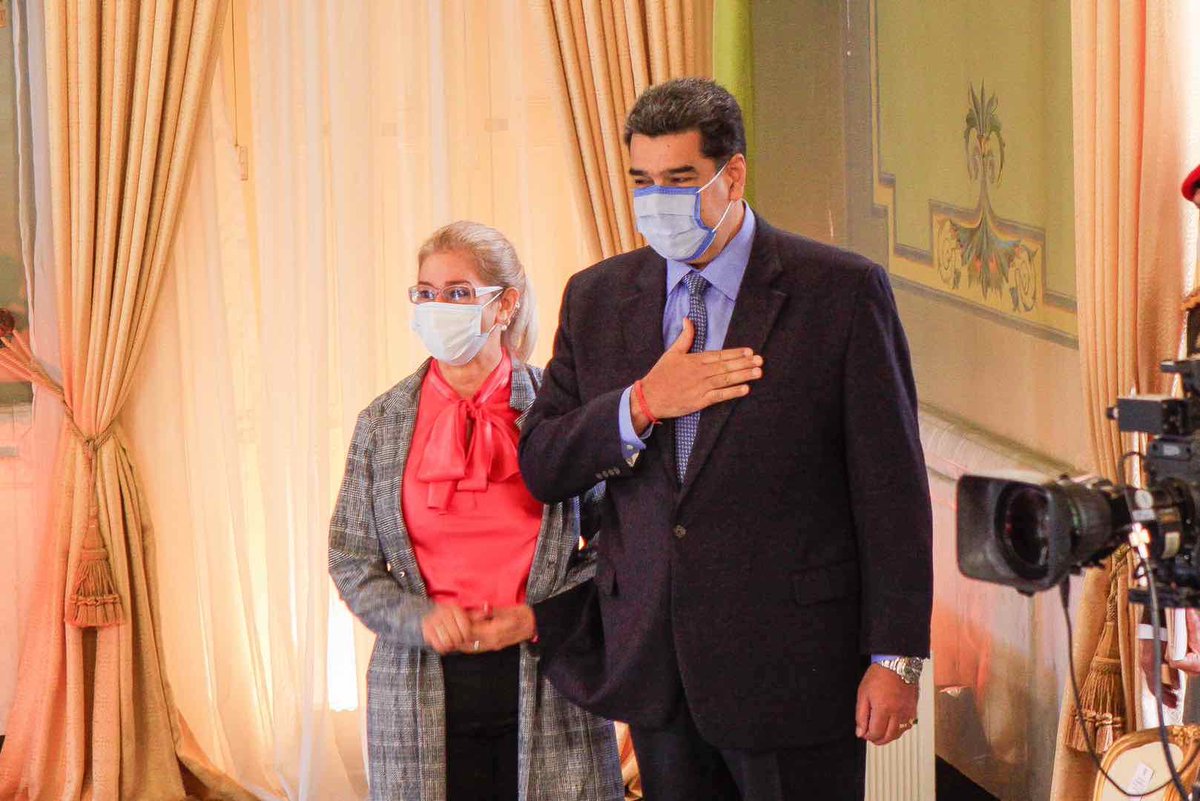 ConCiliaFlores's tweet photo. Hoy el presidente @NicolasMaduro compartió con importantes medios internacionales, la verdad de Venezuela, es así como poco a poco vamos venciendo al enemigo. La mentira nunca podrá callar la lucha de un pueblo que decidió hacer respetar su soberanía y ser libre para siempre. https://t.co/TkNv8LAudH