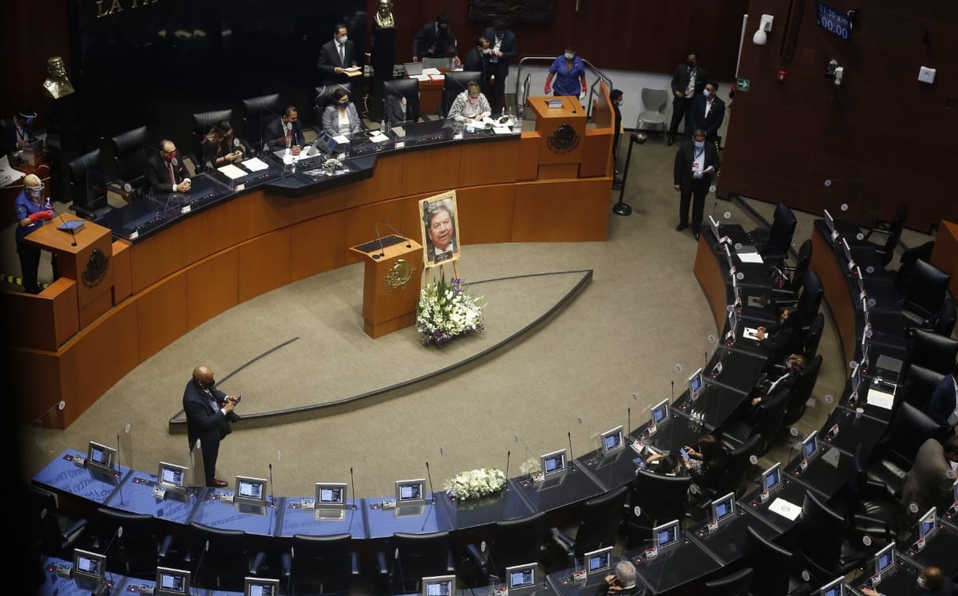 #Nacional #Senado #Covid-19
El Senado rindió un homenaje póstumo al senador de #Morena, #JoelMolina, quien falleció a causa de #covid-19 el sábado pasado. La senadora por #Tlaxcala, #AnaLiliaRivera se refirió a su compañero como “un gran ser humano”. https://t.co/iotR4zWppE