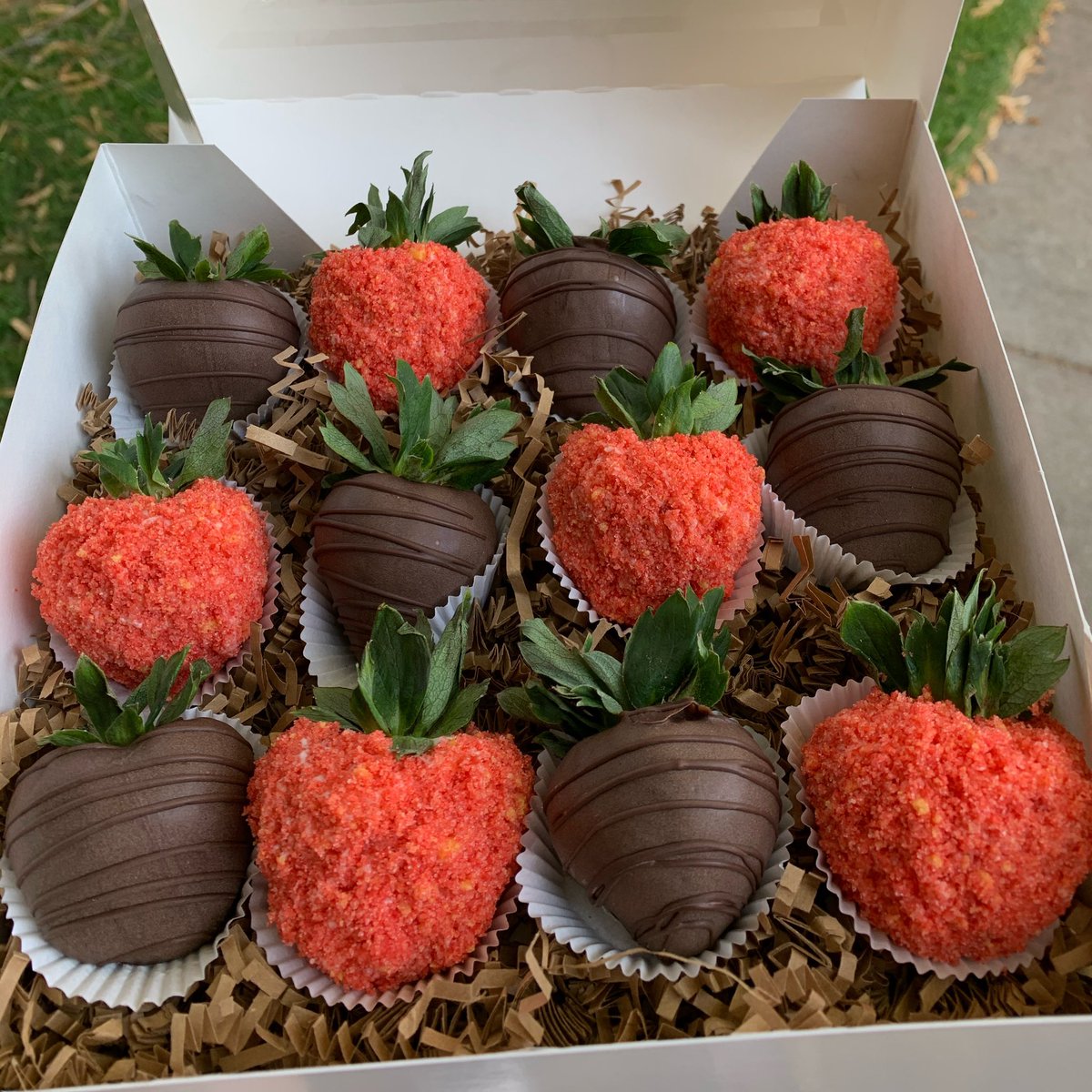 Milk Chocolate&amp; Strawberry Crumble🍓🍫 

#bayarea #bayareatreats #chocolatecoveredstrawberries