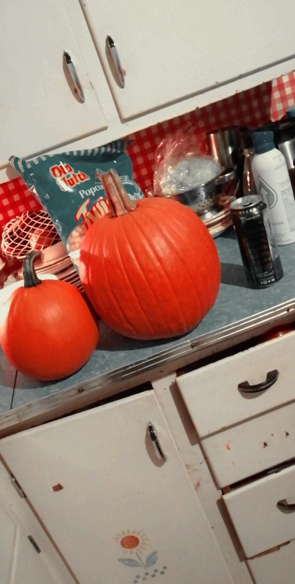 902jbear's tweet photo. Another successful pumpkin carving with the bestie 
🎃👻🖤
@lovewxchblrr 
#Halloween2020 #spookythings
#bestfriend https://t.co/JgDRbrE3Pj