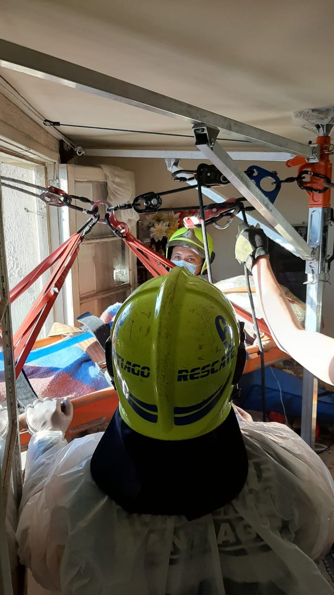 cbsantiago's tweet photo. Voluntarios de @sexta_santiago efectuando maniobras GRIMP para rescatar a adulto mayor desde 2° piso, en Pasaje El Tijeral con Rondizzoni, en #Santiago 
#BomberosdeSantiago
#ConstanciayDisciplina
#rescate
#adultomayor https://t.co/esWq0KFqE7