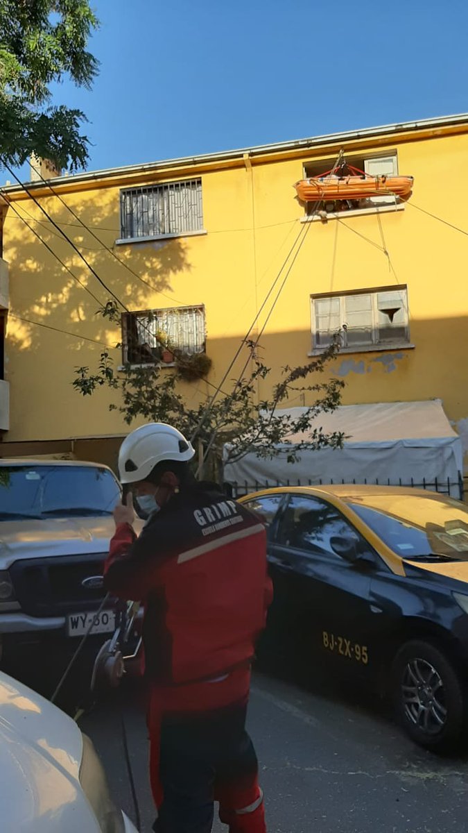 Voluntarios de @sexta_santiago efectuando maniobras GRIMP para rescatar a adulto mayor desde 2° piso, en Pasaje El Tijeral con Rondizzoni, en #Santiago 
#BomberosdeSantiago
#ConstanciayDisciplina
#rescate
#adultomayor