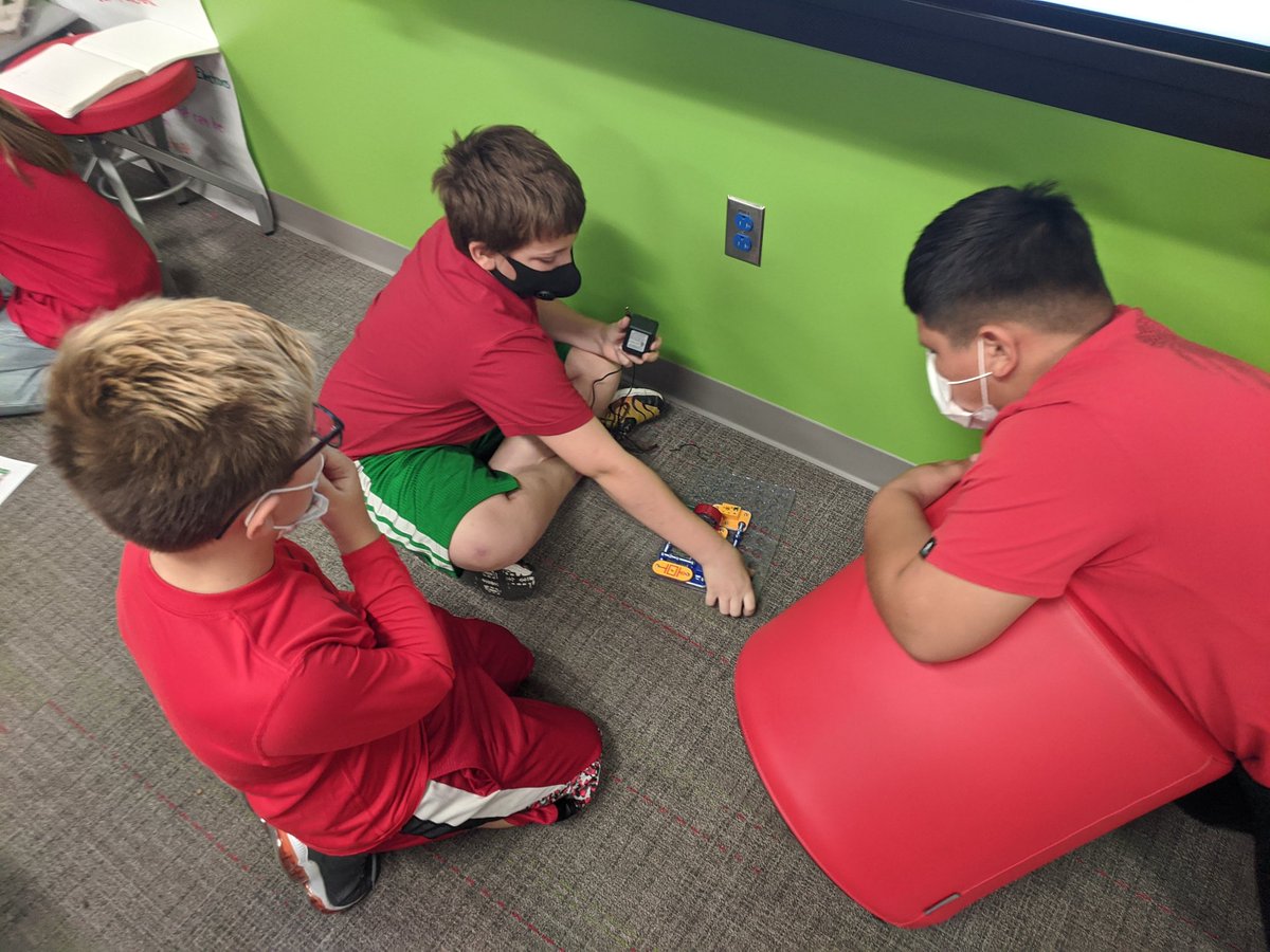 Jkeith1217's tweet photo. Yesterday, students used Snap Circuits to turn electrical energy into sound, light and mechanical energy. They now hooked and want to build circuits during recess and any free time they have. @SplendoraISD @TimberLakesElem #WeAreSplendora #TLELakeLife https://t.co/FxXUE43alL