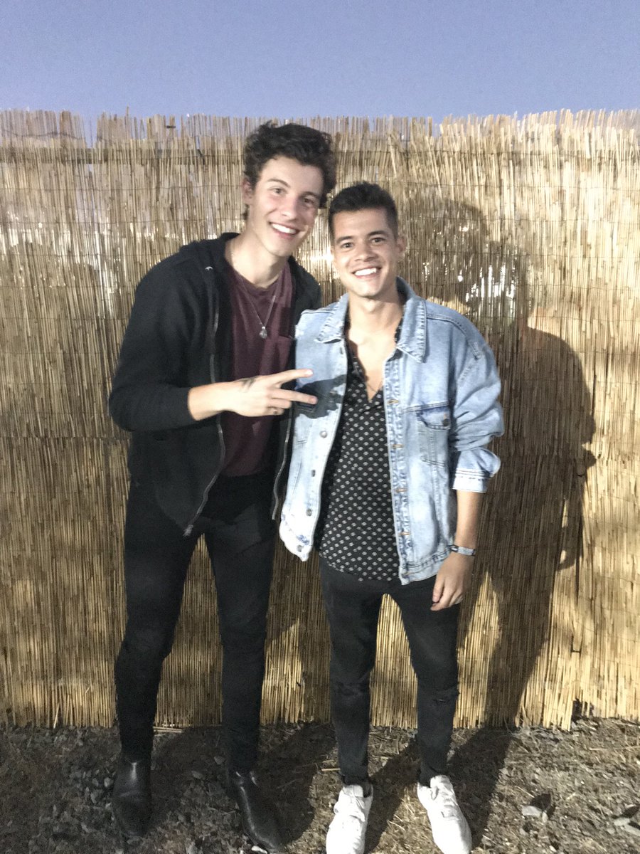 LucasIvo's tweet photo. @madalenaarii @ShawnMendes ele sugeriu mas eu disse que não tinha tempo 🥵😂 https://t.co/eBGV0jA9y7