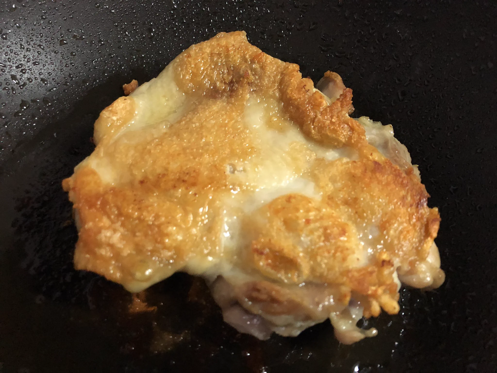塩を振って冷蔵庫で寝かせるだけ！鶏肉のソテーをより美味しくする技が話題に！