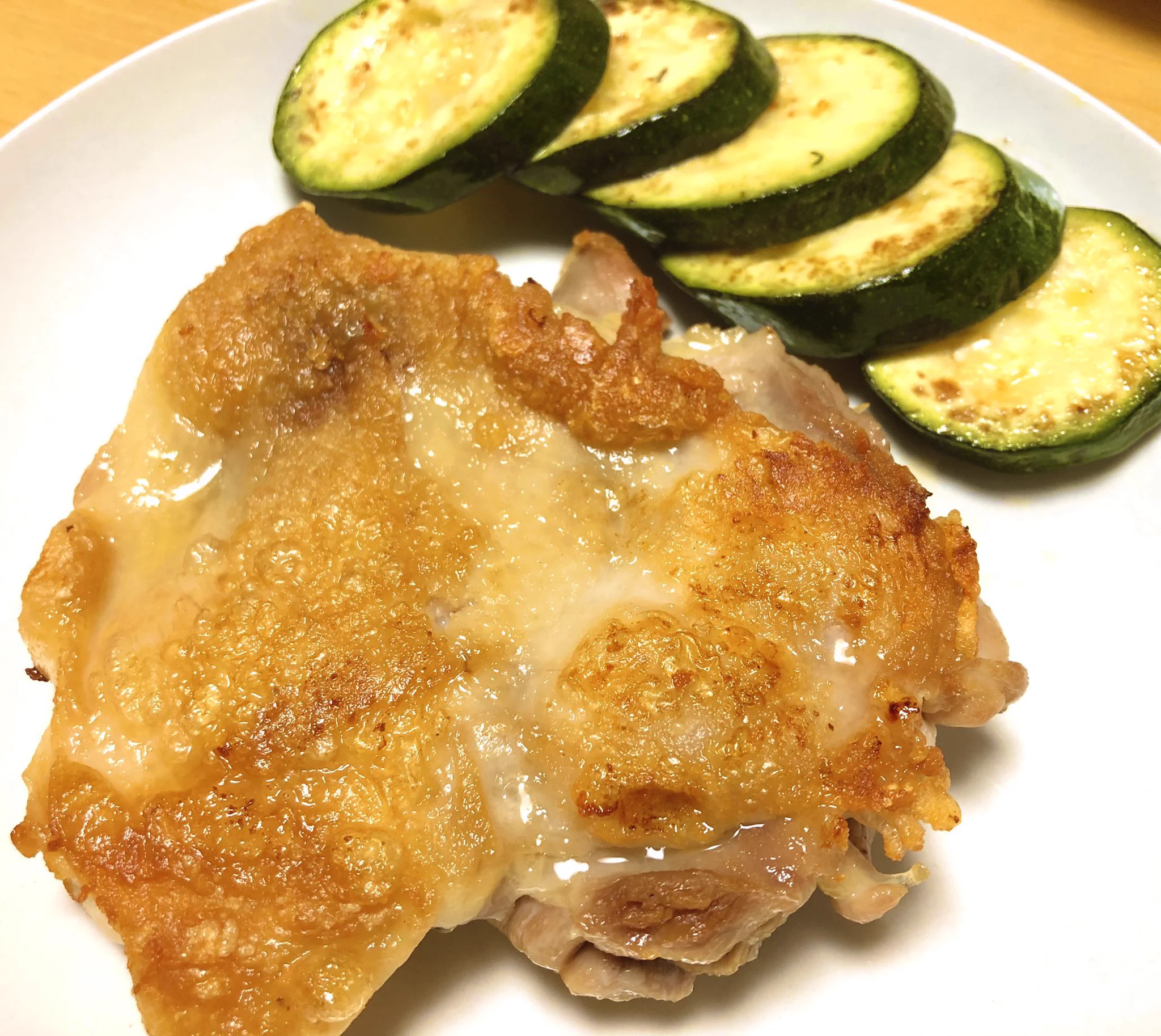 塩を振って冷蔵庫で寝かせるだけ！鶏肉のソテーをより美味しくする技が話題に！