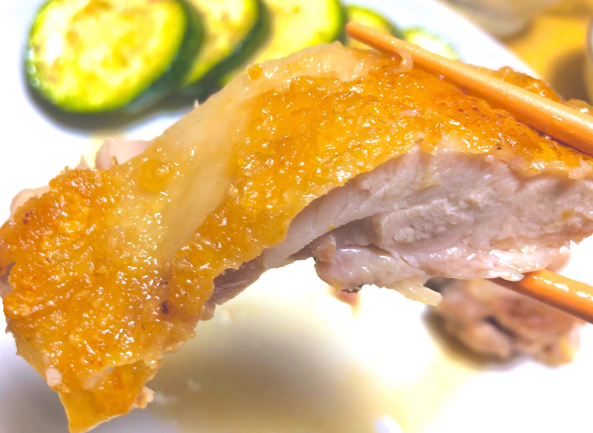 塩を振って冷蔵庫で寝かせるだけ！鶏肉のソテーをより美味しくする技が話題に！