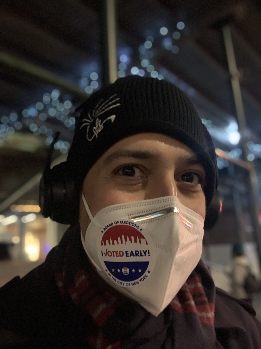 Finished work a little early today, listened to a podcast while I stood in line, friendly volunteers keeping it socially distanced around the block
And at the Armory in Washington Heights, the volunteers applaud after your scan your ballot.
10/10 would recommend.
#VOTE