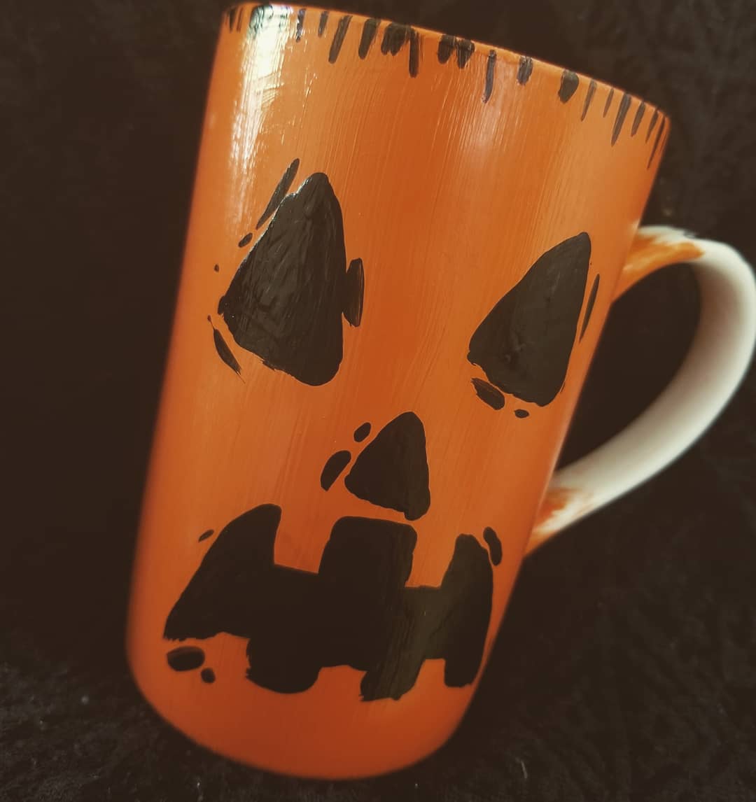 RachellemarieA's tweet photo. 🎃Spooky Jack-o-lantern Mug! 🎃

HALLOWEEN SALE $25 

🎃FREE SHIPPING 

🎃12oz 

🎃Hand Painted

🎃Finished with Mod Podge dishwasher safe sealer
https://t.co/FjM1hQ2WKS https://t.co/oKJQrwkys1