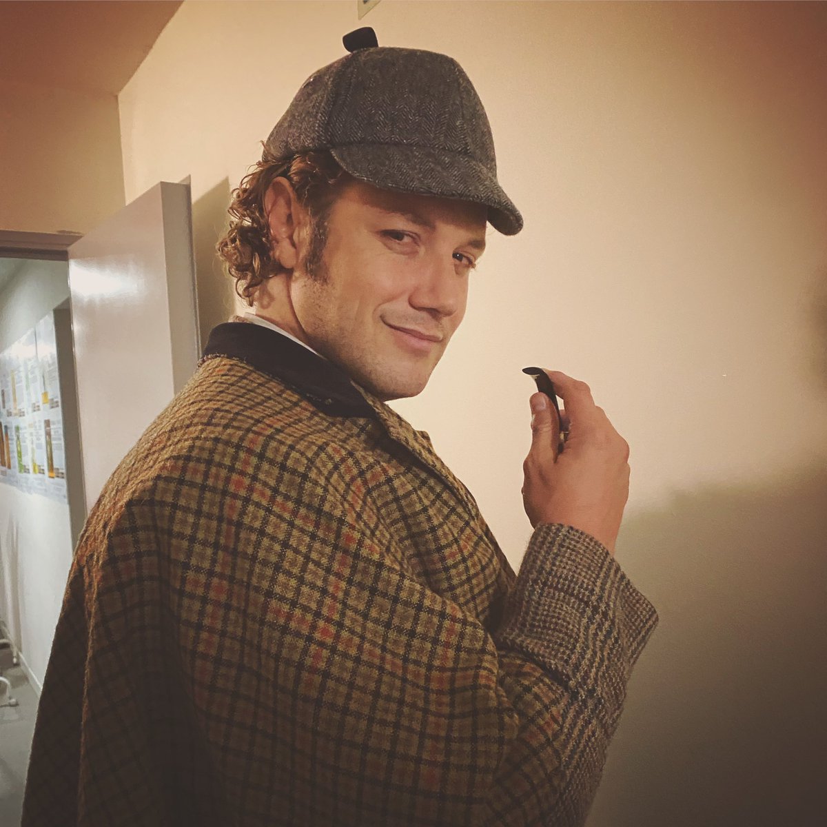 Mañana estrenamos @sherlock_musical!! Que nervios! 🤗 Creo que ha sido uno de los personajes más complicados de preparar y de los más bonitos que voy a hacer! He de decir que estoy muuuy ilusionado! Ha sido muuuucho trabajo pero estoy muy feliz! Que ganas de que lo veáis!!