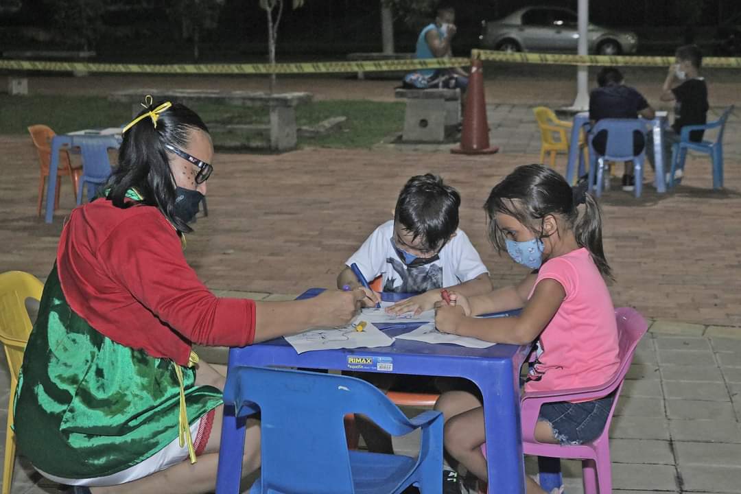InderBarranca's tweet photo. 🤣👲🏻👧🏻 La emoción de ver a nuestros niños y niñas alegres no tiene precio. Seguimos generando risas, juegos y actividades lúdicas con la #RutaCentenaritos en su fase piloto. En la Villa Deportiva hicieron presencia los infantes que disfrutaron del espacio con responsabilidad. https://t.co/pg4Epxbjmp