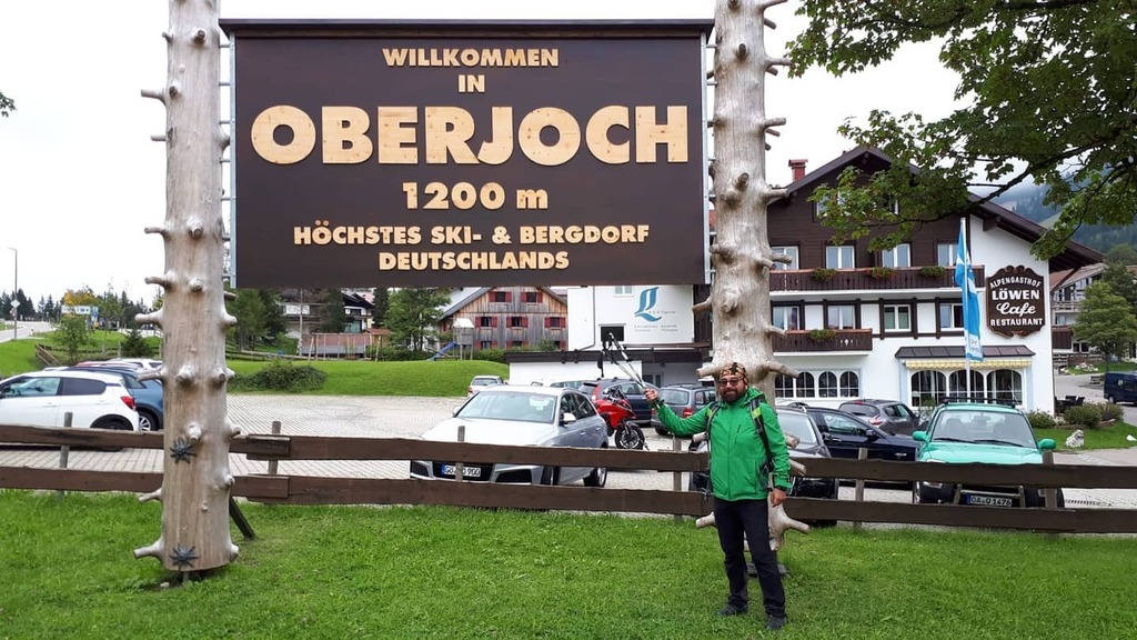 AleDesconocida's tweet photo. Oberjoch, Bad Hindelang.
.
Este pueblo, ubicado en una colina en el distrito de Oberallgäu, se conoce como "el pueblo de esquí y montaña más alto de Alemania", con 1,200 msnm (pero hay asentamientos más altos en Alemania, como Feldberg, Winklmoos-Alm o G… https://t.co/JW0H8Vd7yw https://t.co/E3jmmp0h6y