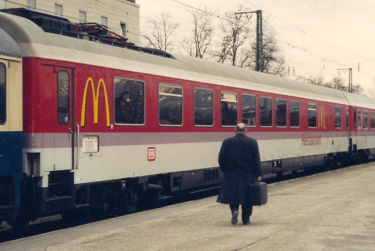 in collaboration with german railway DB, two concept dining cars (WRkmz136) were outfitted with mcdonald's kitchens and a custom interior, and put into service on the ic 724/725 hamburg - berchtesgarden line. the cars were restocked from mcdonald's locations along the route.