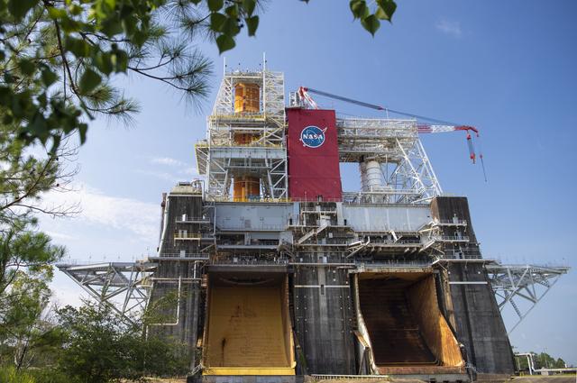 KathyLueders's tweet photo. Green Run teams are standing down for another storm heading to the area. 6 of 8 tests are complete for the @NASA_SLS rocket’s core stage, and engineers continue to assess test results. We have updated dates for the next 2 tests after the storm passes. https://t.co/OgfioaVfQD https://t.co/8MzCBarQvH