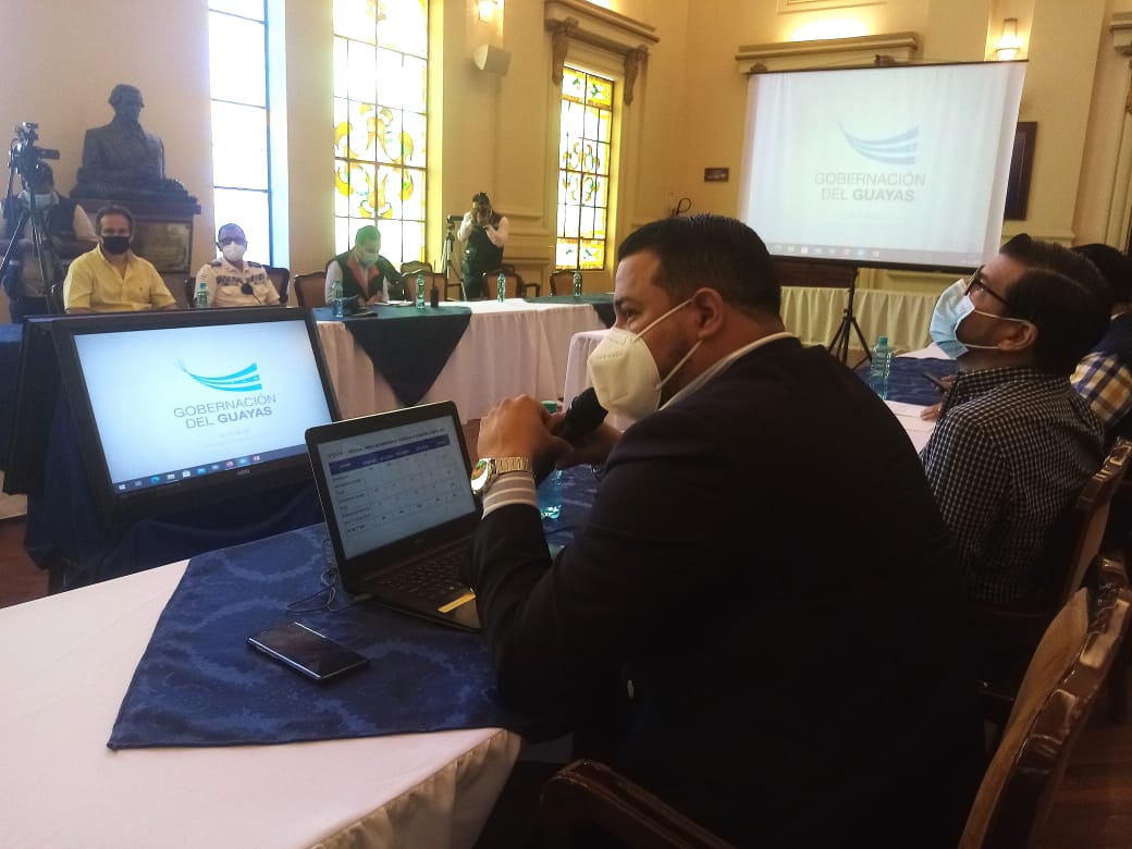 DPS_LosRios's tweet photo. #Guayas | Coordinador de @Salud_CZ5 @JorgeRomeroCz5 expone en COE provincial los 4 ejes del Plan de contingencia para el feriado: garantizar atención de salud, monitoreo de ambulancias, coordinación de respuestas conjuntas y alertar a la red complementaria a través del ECU911. https://t.co/HeREEv00Jn