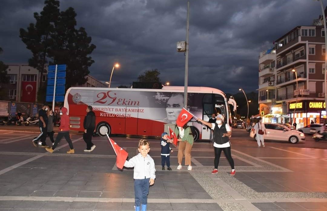 #29EkimCumhuriyet Bayramı kutlamaları için hazırlanan Cumhuriyet Otobüsümüzle, Cumhuriyet Bayramı coşkusunu Marmaris ilçemizde halkımızla paylaştık.
#29EkimCumhuriyetBayramı