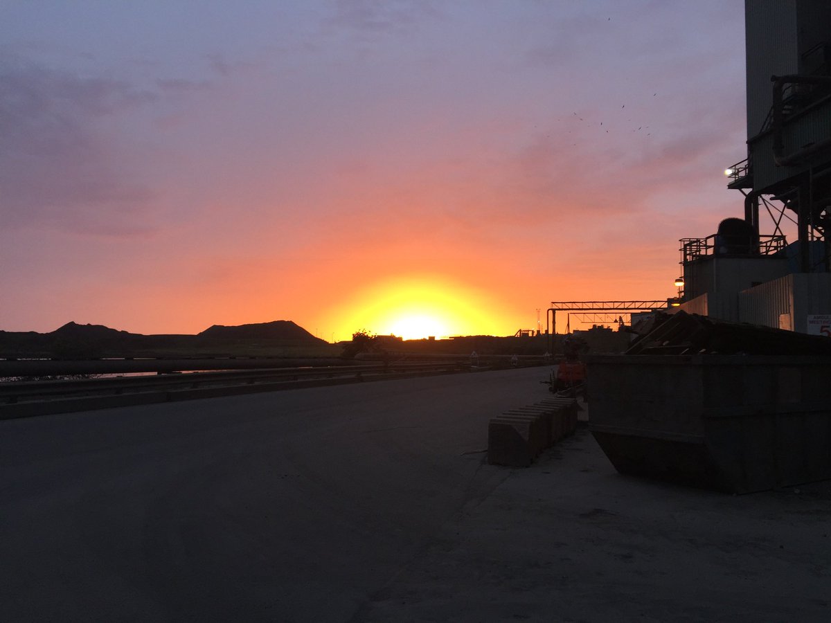 happyarthur1979's tweet photo. @TataSteelUK Taken on Lagoon Road, South side of the BOS plant. Sun setting over Morfa Beach. https://t.co/bgugrdc3NI