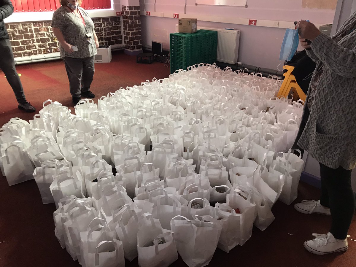 ashtongolding1's tweet photo. You may see 300 packed lunches. 

I see 300 hungry kids, that without the amazing work of the #BramleyCluster,  would have gone hungry because our government abandoned them.

@MarcusRashford  the Hãus are on board now and always. 

#ENDCHILDFOODPOVERTY https://t.co/JyIGGTmEIj