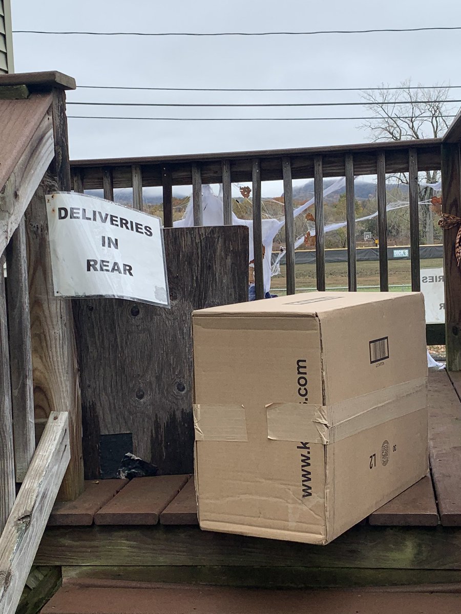 hsblakeslee's tweet photo. @FedExHelp can someone explain this delivery? https://t.co/ZCxalmCqsy