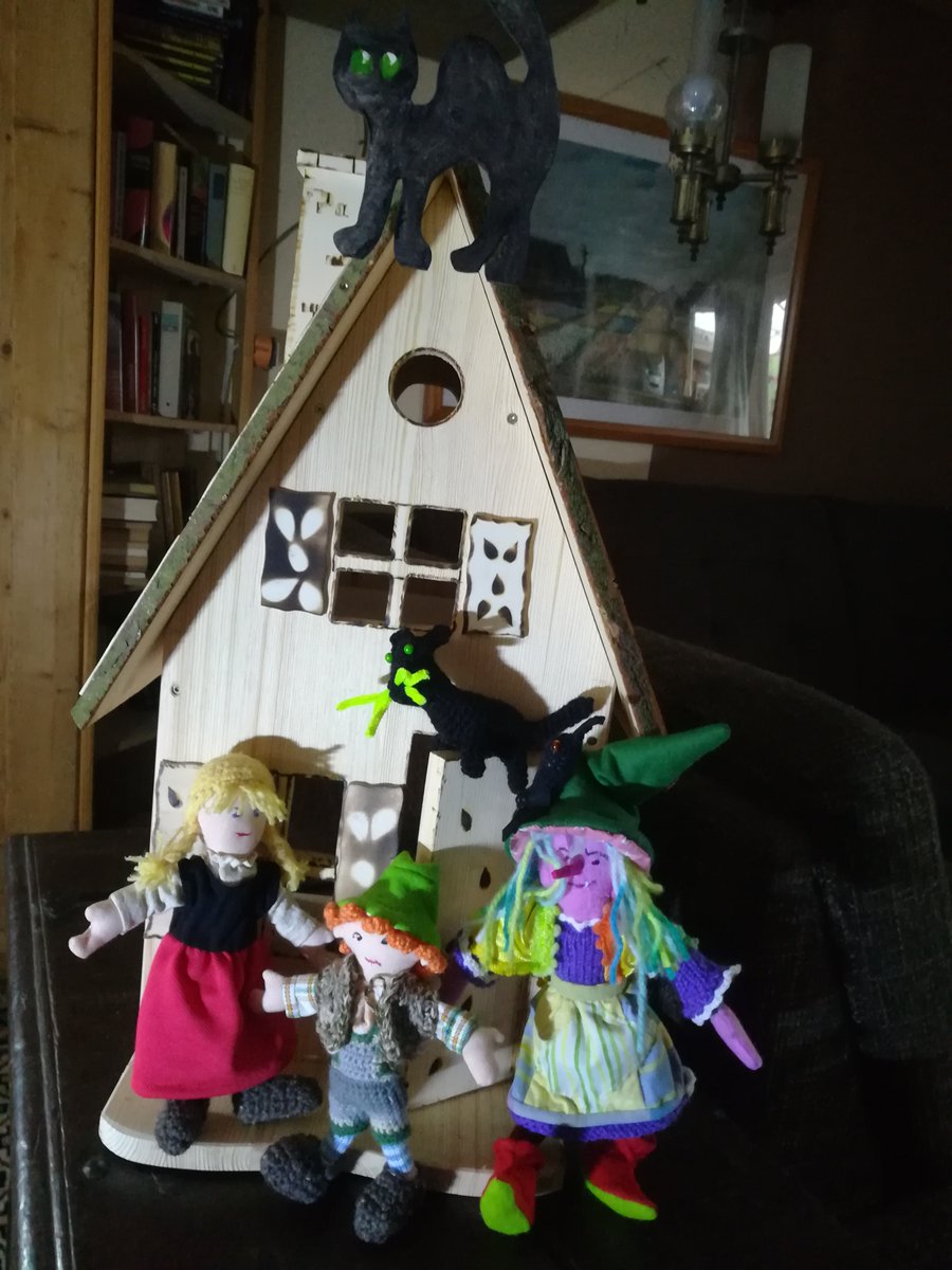 ArtificiumHeinz's tweet image. Da müssen wir gleich einschreiten: Hänsel und Gretel und die Hexe ohne #AHA Regeln!
Das #Pfefferkuchenhaus ist fertig!