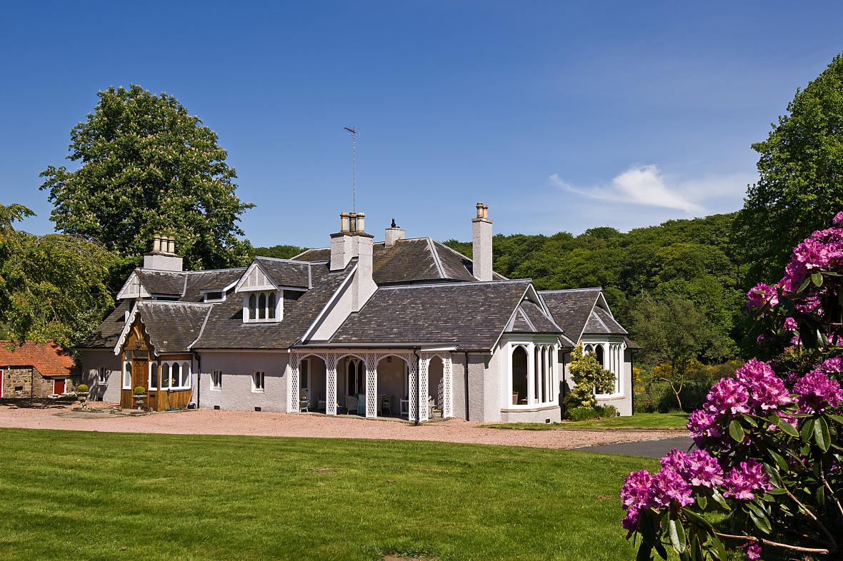BricksScotland's tweet photo. What you get for £800,000 in Buckinghamshire, East Sussex, Monmouthshire, Warwickshire, North Yorkshire, Glasgow, Aberdeenshire and Spain https://t.co/E1VFH2kxsU https://t.co/GWFDuoIQWa