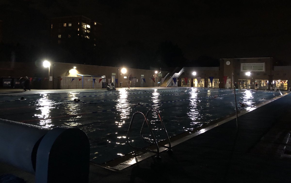 FoCLSE7's tweet photo. #Nightswimming ⁦⁦@charltonlido⁩ every weeknight in November https://t.co/QAhQ1dJCx2