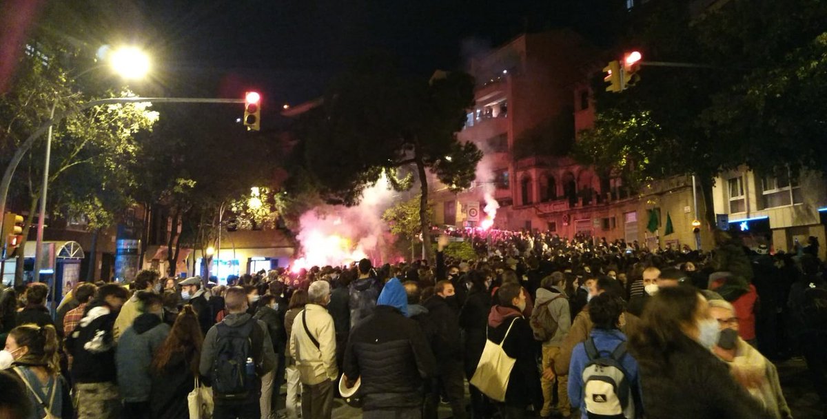 antifaBDN's tweet photo. 🔴 La @labuenosaires__ es defensa! ⚒

Serà una nit llarga, tothom qui pugui que s'apropi 🏴🔥

Resistència https://t.co/TqoHDLsjIg