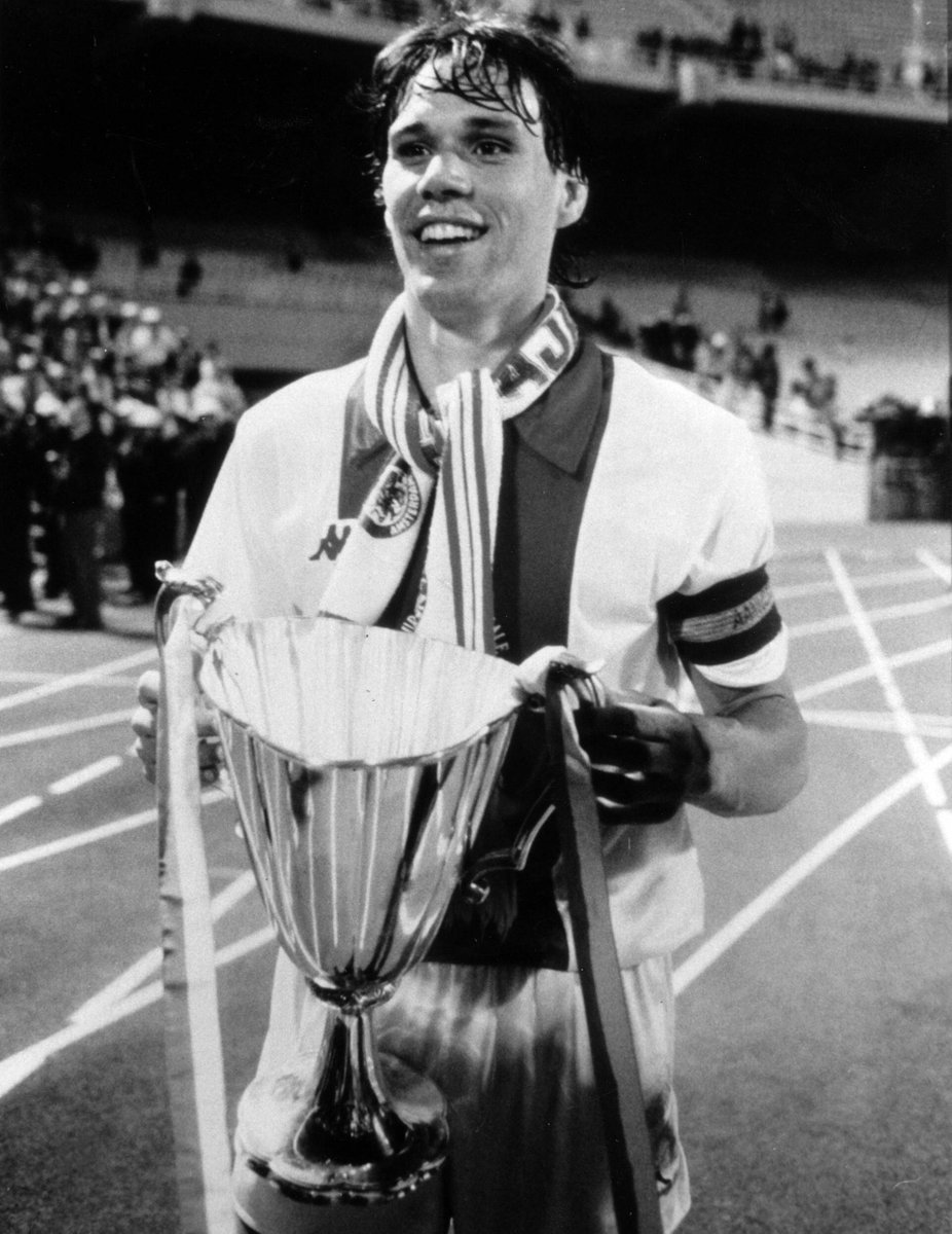 FIFAcom's tweet photo. 🤍❤️ Who on earth hits 128 goals in 133 league games for @AFCAjax?

❤️🖤 Who on earth hits 10 goals in 9 games to win @acmilan a 1st European Cup in 20 years?

🧡 Who on earth scores a volley like that in a EURO final for @OnsOranje?

🎂 Happy birthday to goal God @MarcoVanBasten https://t.co/ZQawO5DDob