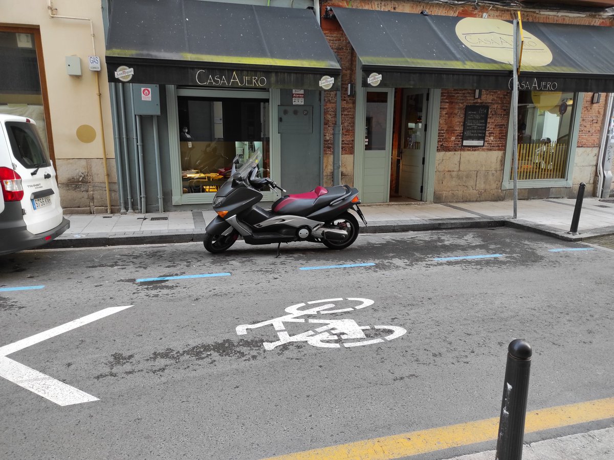Poldo79's tweet photo. Hora y media para aparcar, hasta cuándo seguiremos consintiendo esto?
Puedo hacer yo lo mismo en los aparcamientos de motos?
@gemaigual @Ayto_SDR #Santander https://t.co/IcPJhX2cE5