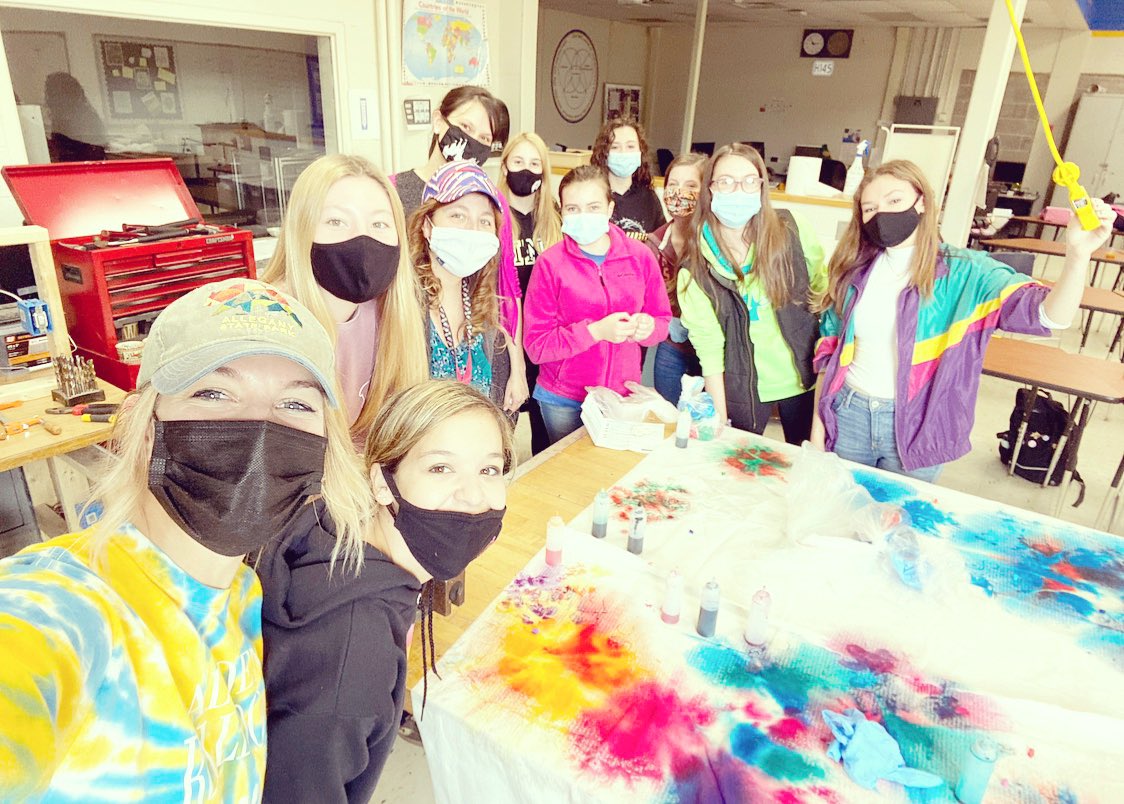 AldenSocialWork's tweet photo. We had so much fun tie dying after school today!! HUGE thank you to  @AldenSAPC &amp; @AldenSAC for donating all the supplies and cider/donuts! Great way to celebrate #RedRibbonWeekAHS #ASAPC https://t.co/os8E0VyRYH