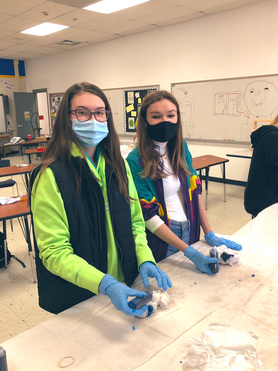 AldenSocialWork's tweet photo. We had so much fun tie dying after school today!! HUGE thank you to  @AldenSAPC &amp; @AldenSAC for donating all the supplies and cider/donuts! Great way to celebrate #RedRibbonWeekAHS #ASAPC https://t.co/os8E0VyRYH