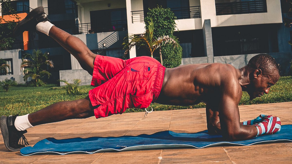 diamondbody360's tweet photo. Core and strength position to break your love handles and strengthen your lower back and build you Abs @diamondbody360 @DrIsmailBadjie @tedlaekhan @Shahz_RoL @pulotaal @innovarxglobal @iamotisdiamond #DTtribe #dbmovement #ightelefitness #diamondmind #diamondbody #stayactiveathome https://t.co/vzZbcw0D3E