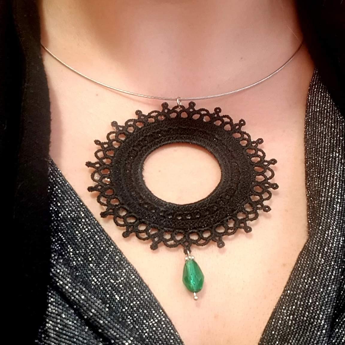 RomanticaTorino's tweet photo. Collana con ricamo e cristallo verde smeraldo, con base in filo d' acciaio, fatta a mano💎.#bijouxhandmade #artigianato #fattoamano #bijouxfattiamano #torino #handmade #handmadejewelry #handmadeinitaly #moda #fashion #bijoux https://t.co/rU4uq2rbRW