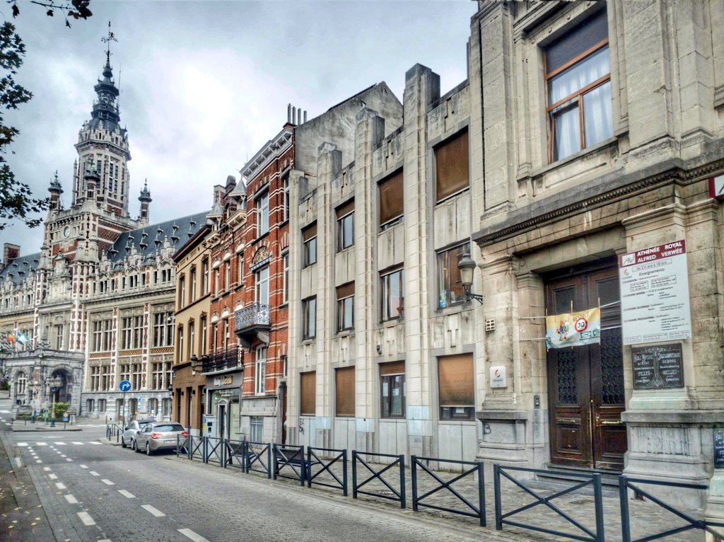 Around the town hall of  #Schaerbeek is a real bouillabaisse, or rather a Hutsepot of architectural styles. A tale of fin de siècle boosterism, with a commune that had recently been quite rural fighting its neighbours in the tax-base war as the loot from empire rolled in.