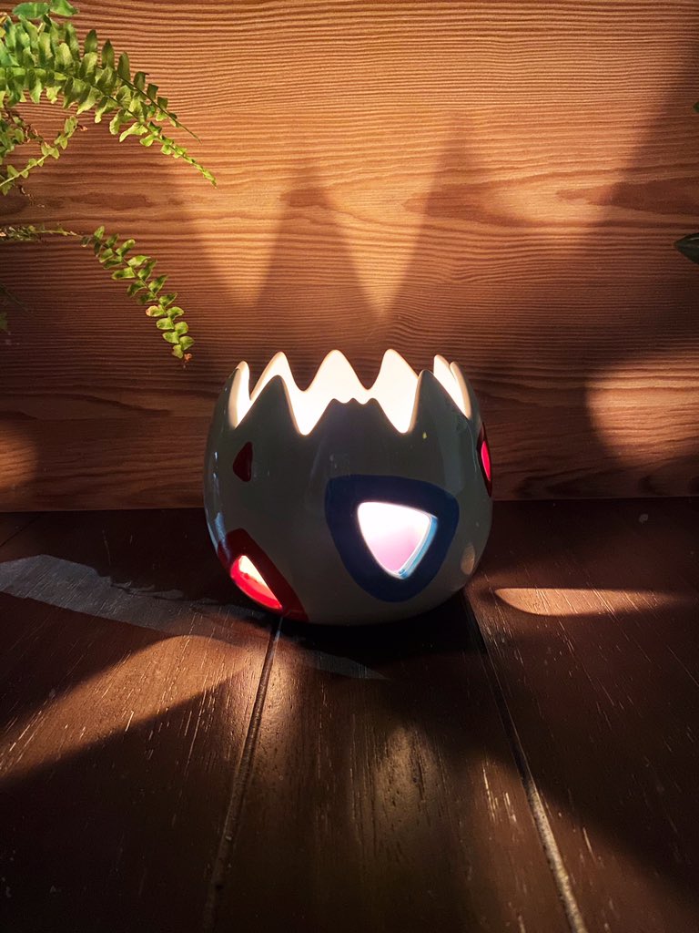 PotteryDungeon's tweet photo. Os dejo unas fotitos de cómo se ve el portavelas de #Togepi 🥰 a mi me encanta como sale la luz por sus triangulitos 💕 
Muy pronto los tendré en venta, si quieres reservarlo puedes escribirme en MD, irán saliendo como unidades limitadas 
#pokemon #PokemonSwordShield #handmade https://t.co/A8GxL2KwgZ