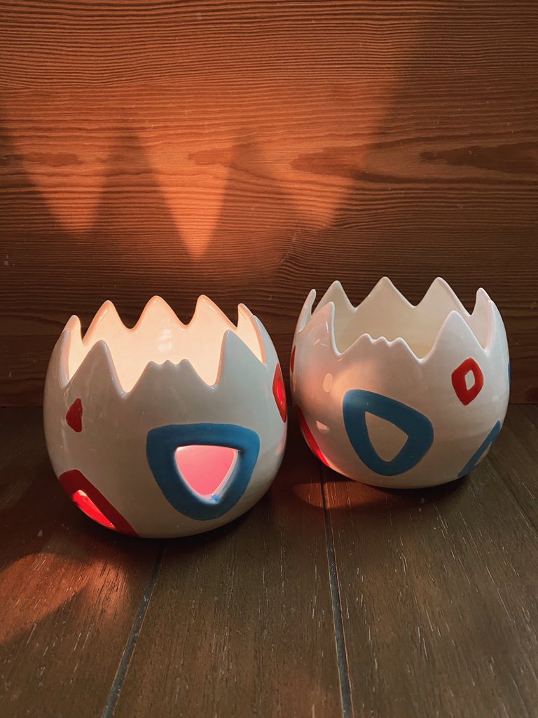 PotteryDungeon's tweet photo. Os dejo unas fotitos de cómo se ve el portavelas de #Togepi 🥰 a mi me encanta como sale la luz por sus triangulitos 💕 
Muy pronto los tendré en venta, si quieres reservarlo puedes escribirme en MD, irán saliendo como unidades limitadas 
#pokemon #PokemonSwordShield #handmade https://t.co/A8GxL2KwgZ