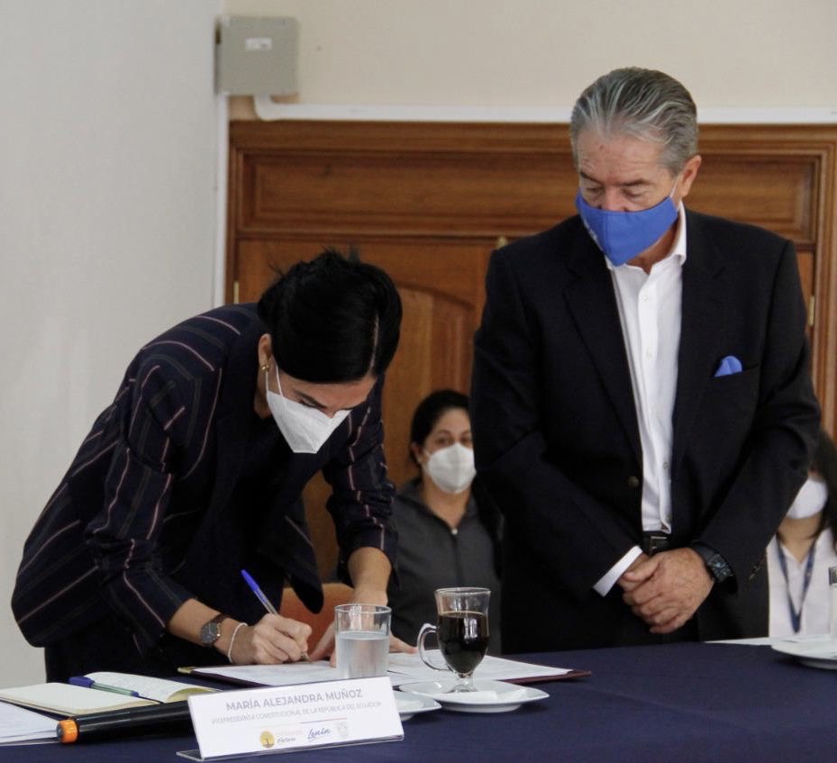 munozmalejandra's tweet photo. Hoy es un día mejor que ayer. Firmamos convenio con St. Jude Children’s Hospital @StJude para que los hospitales Baca Ortiz e Icaza Bustamante cuenten con asistencia científica para aumentar índices de supervivencia en cáncer infantil. #EjeSocialVpEc 
#CírculoManosQueAlivianVp https://t.co/ArCy81KixH