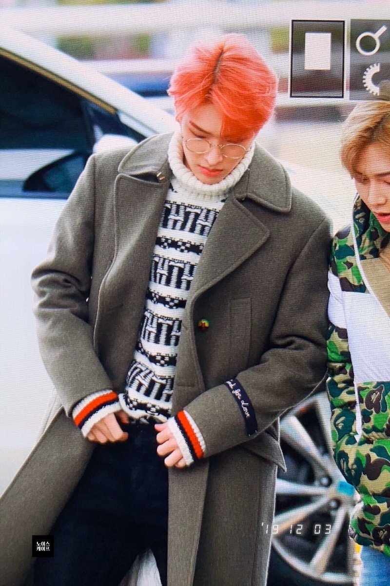 mingiwo's tweet image. 191203!! LOOK AT HIS SWEATER PAWSSS