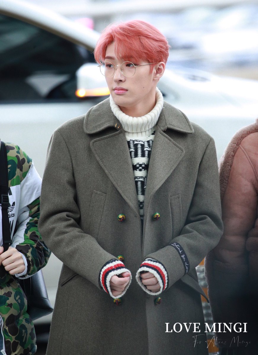 mingiwo's tweet image. 191203!! LOOK AT HIS SWEATER PAWSSS