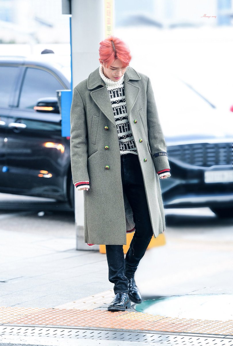 mingiwo's tweet image. 191203!! LOOK AT HIS SWEATER PAWSSS