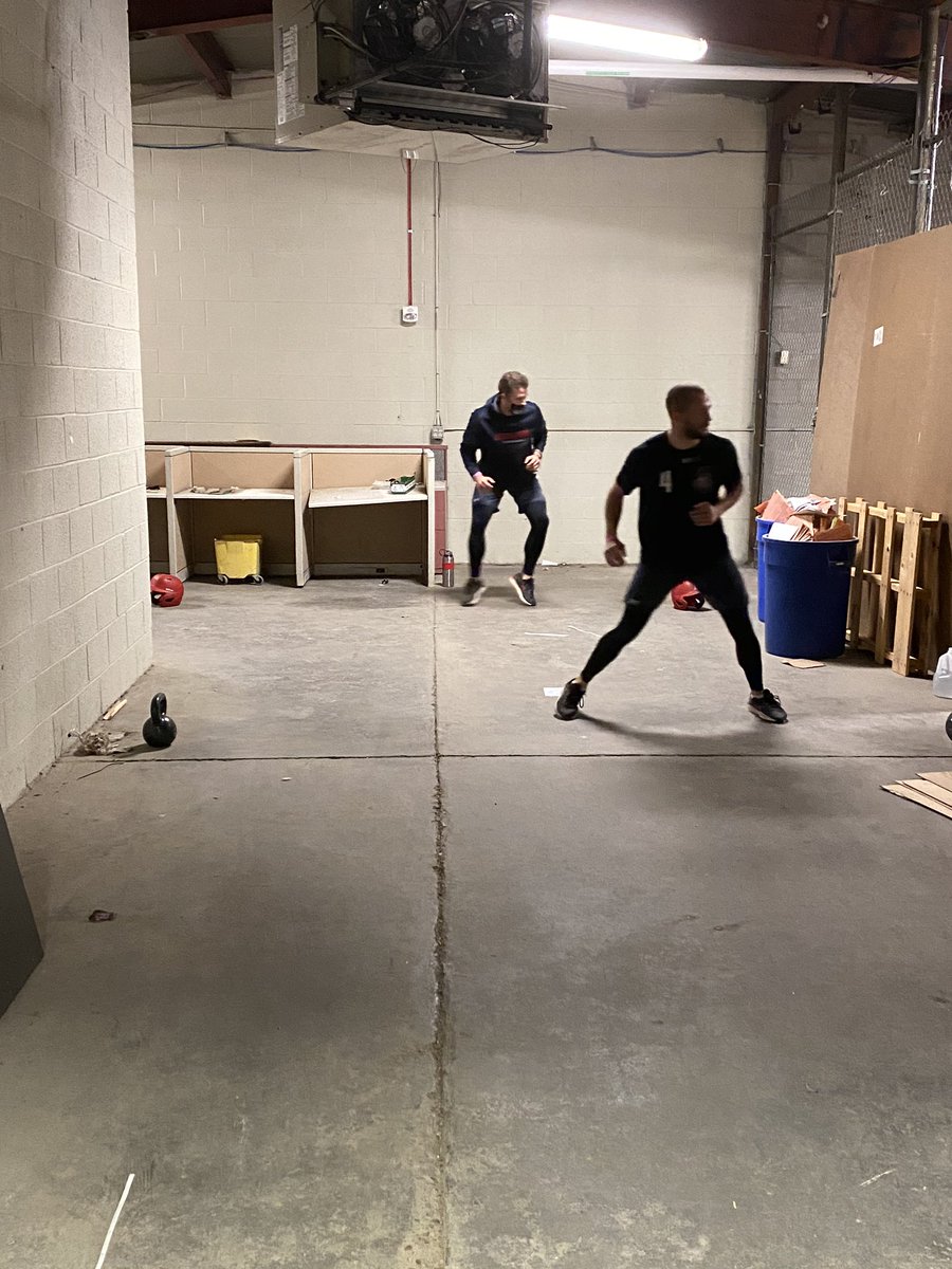 TJanssen06's tweet image. Ability to adapt is pretty important.  Shout out to our boys and asst coach David Weber this morning. Had a great workout and to “make do” with our environment.  Attitudes = A++.  Gritty City - the place to be! #socialdistanceworkout