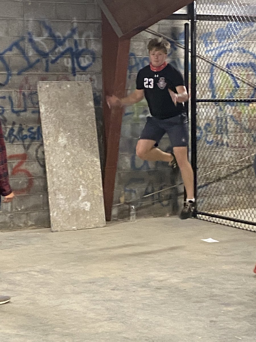 TJanssen06's tweet image. Ability to adapt is pretty important.  Shout out to our boys and asst coach David Weber this morning. Had a great workout and to “make do” with our environment.  Attitudes = A++.  Gritty City - the place to be! #socialdistanceworkout