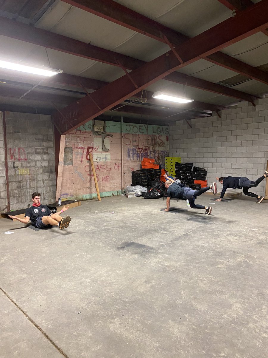 TJanssen06's tweet image. Ability to adapt is pretty important.  Shout out to our boys and asst coach David Weber this morning. Had a great workout and to “make do” with our environment.  Attitudes = A++.  Gritty City - the place to be! #socialdistanceworkout