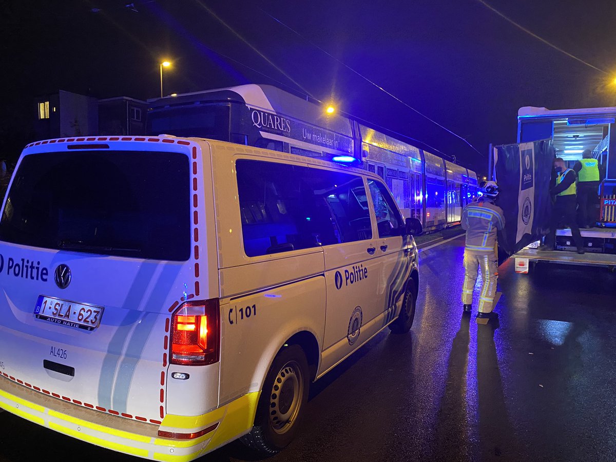 Opgelet. Door na een ernstig ongeval in de Groenendaallaan afgesloten vanaf de Lambrechtshoekenlaan in de richting van het sportpaleis. Het tramverkeer is in beide richtingen gestremd. <a href="/delijn/">De Lijn</a>